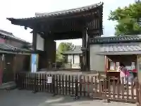 新薬師寺の山門・神門
