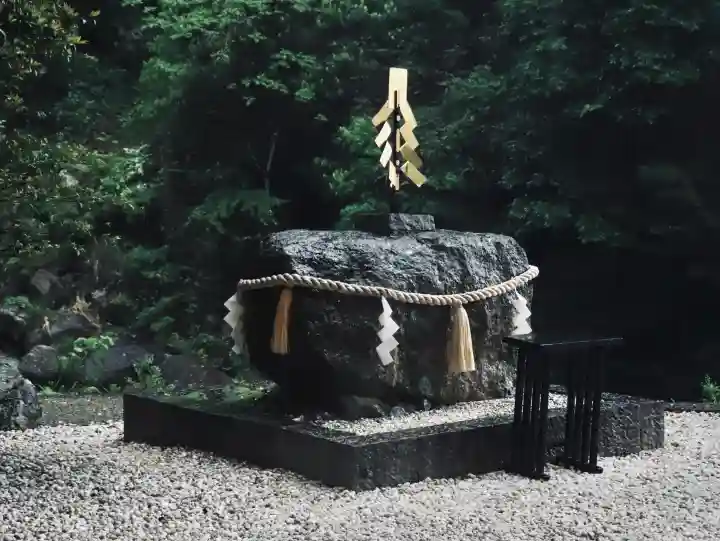 飛瀧神社(熊野那智大社別宮)の{uncategorized: "未分類", other: "その他", undefined: "問題あり", building: "その他建物", grave: "お墓", sacred_gate: "鳥居", guardian: "狛犬", statue: "像", buddha: "仏像", history: "歴史", nature: "自然", garden: "庭園", animal: "動物", pagoda: "塔", temizu: "手水舎", mountain_gate: "山門・神門", sanctuary: "本殿・本堂", subordinate: "末社・摂社", art: "芸術", scenery: "景色", jizo: "地蔵", ema: "絵馬", goshuin: "御朱印", omikuji: "おみくじ", items: "授与品その他", amulet: "お守り", goshuincho: "御朱印帳", eats: "食事", festival: "お祭り", votive_dance: "神楽", shichigosan: "七五三参", wedding: "結婚式", experience: "体験その他", initially: "初詣", around: "周辺", anti_infection: "感染症対策"}