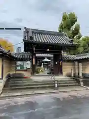 興徳寺の山門