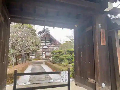 慈済院の山門・神門