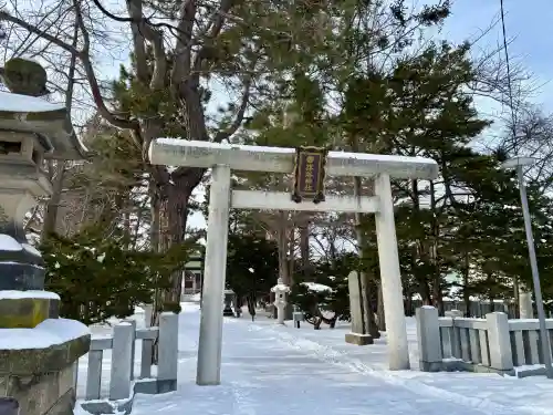 篠路神社の{uncategorized: "未分類", other: "その他", undefined: "問題あり", building: "その他建物", grave: "お墓", sacred_gate: "鳥居", guardian: "狛犬", statue: "像", buddha: "仏像", history: "歴史", nature: "自然", garden: "庭園", animal: "動物", pagoda: "塔", temizu: "手水舎", mountain_gate: "山門・神門", sanctuary: "本殿・本堂", subordinate: "末社・摂社", art: "芸術", scenery: "景色", jizo: "地蔵", ema: "絵馬", goshuin: "御朱印", omikuji: "おみくじ", items: "授与品その他", amulet: "お守り", goshuincho: "御朱印帳", eats: "食事", festival: "お祭り", votive_dance: "神楽", shichigosan: "七五三参", wedding: "結婚式", experience: "体験その他", initially: "初詣", around: "周辺", anti_infection: "感染症対策"}