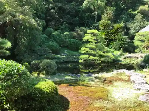 本興寺の庭園