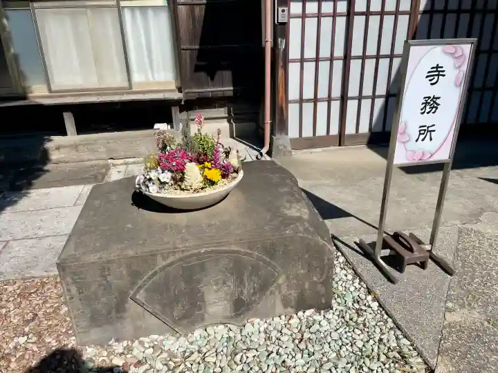 小日向 本法寺の{uncategorized: "未分類", other: "その他", undefined: "問題あり", building: "その他建物", grave: "お墓", sacred_gate: "鳥居", guardian: "狛犬", statue: "像", buddha: "仏像", history: "歴史", nature: "自然", garden: "庭園", animal: "動物", pagoda: "塔", temizu: "手水舎", mountain_gate: "山門・神門", sanctuary: "本殿・本堂", subordinate: "末社・摂社", art: "芸術", scenery: "景色", jizo: "地蔵", ema: "絵馬", goshuin: "御朱印", omikuji: "おみくじ", items: "授与品その他", amulet: "お守り", goshuincho: "御朱印帳", eats: "食事", festival: "お祭り", votive_dance: "神楽", shichigosan: "七五三参", wedding: "結婚式", experience: "体験その他", initially: "初詣", around: "周辺", anti_infection: "感染症対策"}