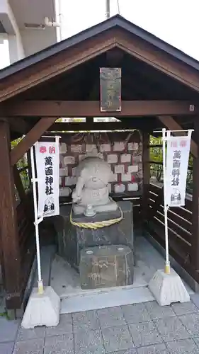 萬画神社の像