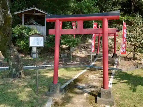 稲荷大明神の鳥居