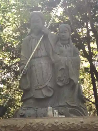 自凝神社の像