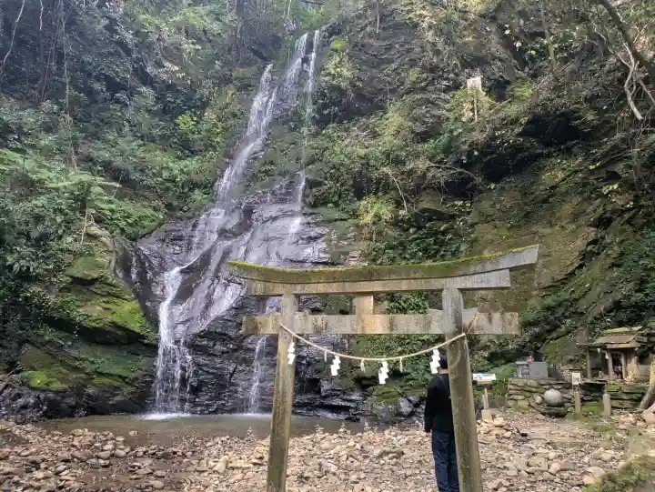 速開都比売神社の{uncategorized: "未分類", other: "その他", undefined: "問題あり", building: "その他建物", grave: "お墓", sacred_gate: "鳥居", guardian: "狛犬", statue: "像", buddha: "仏像", history: "歴史", nature: "自然", garden: "庭園", animal: "動物", pagoda: "塔", temizu: "手水舎", mountain_gate: "山門・神門", sanctuary: "本殿・本堂", subordinate: "末社・摂社", art: "芸術", scenery: "景色", jizo: "地蔵", ema: "絵馬", goshuin: "御朱印", omikuji: "おみくじ", items: "授与品その他", amulet: "お守り", goshuincho: "御朱印帳", eats: "食事", festival: "お祭り", votive_dance: "神楽", shichigosan: "七五三参", wedding: "結婚式", experience: "体験その他", initially: "初詣", around: "周辺", anti_infection: "感染症対策"}