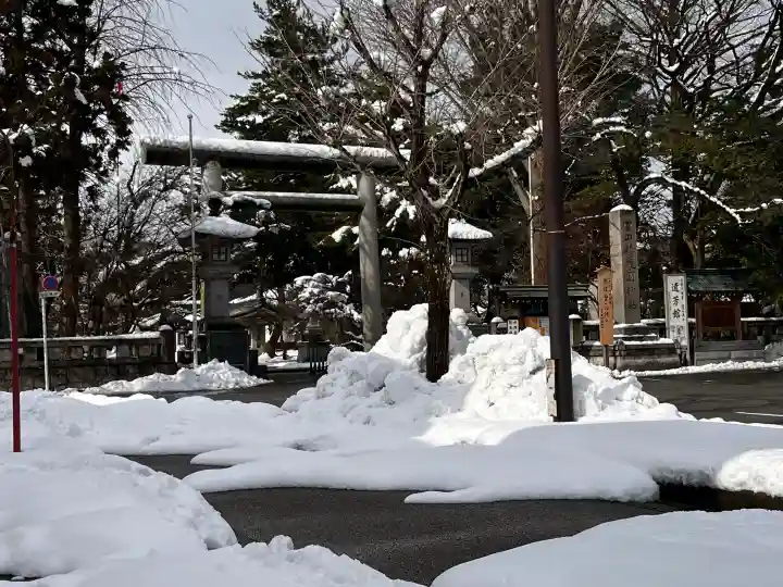 富山縣護國神社の{uncategorized: "未分類", other: "その他", undefined: "問題あり", building: "その他建物", grave: "お墓", sacred_gate: "鳥居", guardian: "狛犬", statue: "像", buddha: "仏像", history: "歴史", nature: "自然", garden: "庭園", animal: "動物", pagoda: "塔", temizu: "手水舎", mountain_gate: "山門・神門", sanctuary: "本殿・本堂", subordinate: "末社・摂社", art: "芸術", scenery: "景色", jizo: "地蔵", ema: "絵馬", goshuin: "御朱印", omikuji: "おみくじ", items: "授与品その他", amulet: "お守り", goshuincho: "御朱印帳", eats: "食事", festival: "お祭り", votive_dance: "神楽", shichigosan: "七五三参", wedding: "結婚式", experience: "体験その他", initially: "初詣", around: "周辺", anti_infection: "感染症対策"}