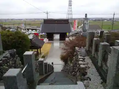 埼玉厄除け開運大師・龍泉寺（切り絵御朱印発祥の寺）の山門・神門