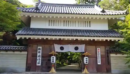 目の霊山　油山寺の山門・神門