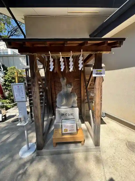 蛇窪神社の{uncategorized: "未分類", other: "その他", undefined: "問題あり", building: "その他建物", grave: "お墓", sacred_gate: "鳥居", guardian: "狛犬", statue: "像", buddha: "仏像", history: "歴史", nature: "自然", garden: "庭園", animal: "動物", pagoda: "塔", temizu: "手水舎", mountain_gate: "山門・神門", sanctuary: "本殿・本堂", subordinate: "末社・摂社", art: "芸術", scenery: "景色", jizo: "地蔵", ema: "絵馬", goshuin: "御朱印", omikuji: "おみくじ", items: "授与品その他", amulet: "お守り", goshuincho: "御朱印帳", eats: "食事", festival: "お祭り", votive_dance: "神楽", shichigosan: "七五三参", wedding: "結婚式", experience: "体験その他", initially: "初詣", around: "周辺", anti_infection: "感染症対策"}