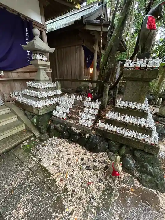 茜社の{uncategorized: "未分類", other: "その他", undefined: "問題あり", building: "その他建物", grave: "お墓", sacred_gate: "鳥居", guardian: "狛犬", statue: "像", buddha: "仏像", history: "歴史", nature: "自然", garden: "庭園", animal: "動物", pagoda: "塔", temizu: "手水舎", mountain_gate: "山門・神門", sanctuary: "本殿・本堂", subordinate: "末社・摂社", art: "芸術", scenery: "景色", jizo: "地蔵", ema: "絵馬", goshuin: "御朱印", omikuji: "おみくじ", items: "授与品その他", amulet: "お守り", goshuincho: "御朱印帳", eats: "食事", festival: "お祭り", votive_dance: "神楽", shichigosan: "七五三参", wedding: "結婚式", experience: "体験その他", initially: "初詣", around: "周辺", anti_infection: "感染症対策"}