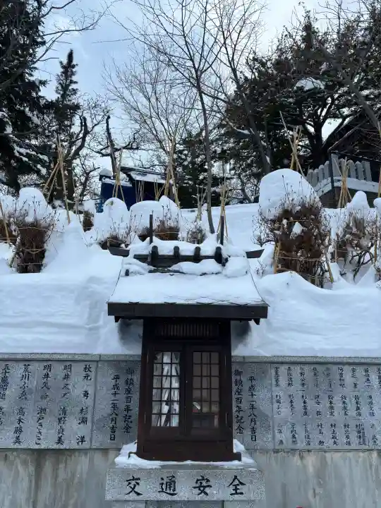 手稲神社の{uncategorized: "未分類", other: "その他", undefined: "問題あり", building: "その他建物", grave: "お墓", sacred_gate: "鳥居", guardian: "狛犬", statue: "像", buddha: "仏像", history: "歴史", nature: "自然", garden: "庭園", animal: "動物", pagoda: "塔", temizu: "手水舎", mountain_gate: "山門・神門", sanctuary: "本殿・本堂", subordinate: "末社・摂社", art: "芸術", scenery: "景色", jizo: "地蔵", ema: "絵馬", goshuin: "御朱印", omikuji: "おみくじ", items: "授与品その他", amulet: "お守り", goshuincho: "御朱印帳", eats: "食事", festival: "お祭り", votive_dance: "神楽", shichigosan: "七五三参", wedding: "結婚式", experience: "体験その他", initially: "初詣", around: "周辺", anti_infection: "感染症対策"}