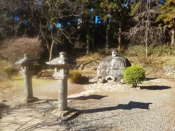 万治の石仏のその他建物