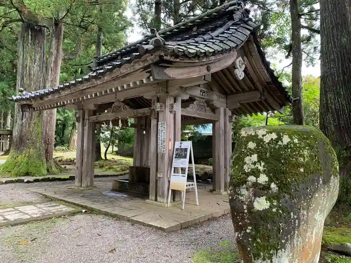 雄山神社中宮祈願殿の手水舎