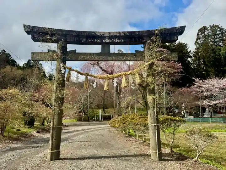 熊野本宮社の{uncategorized: "未分類", other: "その他", undefined: "問題あり", building: "その他建物", grave: "お墓", sacred_gate: "鳥居", guardian: "狛犬", statue: "像", buddha: "仏像", history: "歴史", nature: "自然", garden: "庭園", animal: "動物", pagoda: "塔", temizu: "手水舎", mountain_gate: "山門・神門", sanctuary: "本殿・本堂", subordinate: "末社・摂社", art: "芸術", scenery: "景色", jizo: "地蔵", ema: "絵馬", goshuin: "御朱印", omikuji: "おみくじ", items: "授与品その他", amulet: "お守り", goshuincho: "御朱印帳", eats: "食事", festival: "お祭り", votive_dance: "神楽", shichigosan: "七五三参", wedding: "結婚式", experience: "体験その他", initially: "初詣", around: "周辺", anti_infection: "感染症対策"}