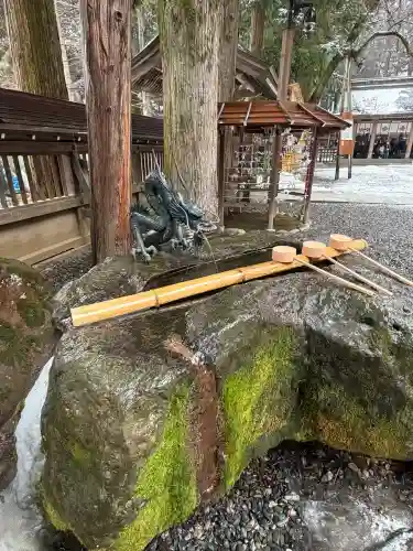 諏訪大社の{uncategorized: "未分類", other: "その他", undefined: "問題あり", building: "その他建物", grave: "お墓", sacred_gate: "鳥居", guardian: "狛犬", statue: "像", buddha: "仏像", history: "歴史", nature: "自然", garden: "庭園", animal: "動物", pagoda: "塔", temizu: "手水舎", mountain_gate: "山門・神門", sanctuary: "本殿・本堂", subordinate: "末社・摂社", art: "芸術", scenery: "景色", jizo: "地蔵", ema: "絵馬", goshuin: "御朱印", omikuji: "おみくじ", items: "授与品その他", amulet: "お守り", goshuincho: "御朱印帳", eats: "食事", festival: "お祭り", votive_dance: "神楽", shichigosan: "七五三参", wedding: "結婚式", experience: "体験その他", initially: "初詣", around: "周辺", anti_infection: "感染症対策"}