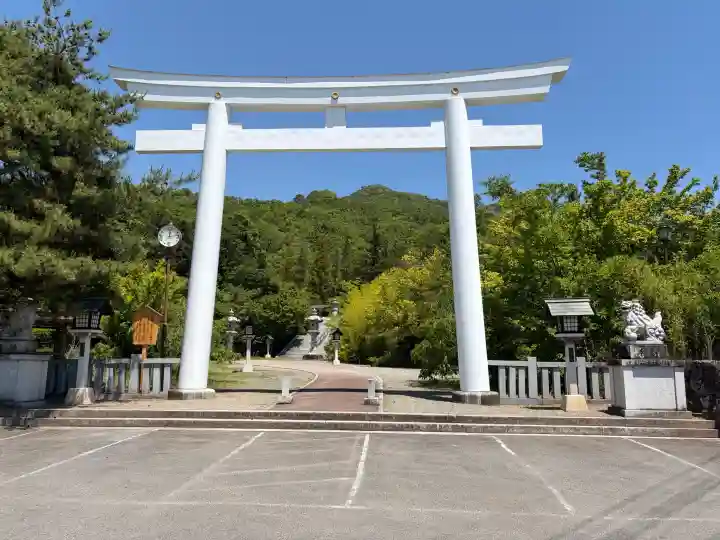 山梨縣護國神社の{uncategorized: "未分類", other: "その他", undefined: "問題あり", building: "その他建物", grave: "お墓", sacred_gate: "鳥居", guardian: "狛犬", statue: "像", buddha: "仏像", history: "歴史", nature: "自然", garden: "庭園", animal: "動物", pagoda: "塔", temizu: "手水舎", mountain_gate: "山門・神門", sanctuary: "本殿・本堂", subordinate: "末社・摂社", art: "芸術", scenery: "景色", jizo: "地蔵", ema: "絵馬", goshuin: "御朱印", omikuji: "おみくじ", items: "授与品その他", amulet: "お守り", goshuincho: "御朱印帳", eats: "食事", festival: "お祭り", votive_dance: "神楽", shichigosan: "七五三参", wedding: "結婚式", experience: "体験その他", initially: "初詣", around: "周辺", anti_infection: "感染症対策"}