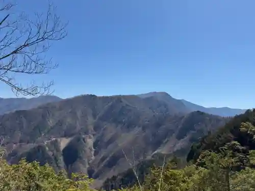 三峯神社奥宮の{uncategorized: "未分類", other: "その他", undefined: "問題あり", building: "その他建物", grave: "お墓", sacred_gate: "鳥居", guardian: "狛犬", statue: "像", buddha: "仏像", history: "歴史", nature: "自然", garden: "庭園", animal: "動物", pagoda: "塔", temizu: "手水舎", mountain_gate: "山門・神門", sanctuary: "本殿・本堂", subordinate: "末社・摂社", art: "芸術", scenery: "景色", jizo: "地蔵", ema: "絵馬", goshuin: "御朱印", omikuji: "おみくじ", items: "授与品その他", amulet: "お守り", goshuincho: "御朱印帳", eats: "食事", festival: "お祭り", votive_dance: "神楽", shichigosan: "七五三参", wedding: "結婚式", experience: "体験その他", initially: "初詣", around: "周辺", anti_infection: "感染症対策"}