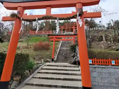 義照稲荷神社・稲荷命婦元宮（建勲神社末社）の{uncategorized: "未分類", other: "その他", undefined: "問題あり", building: "その他建物", grave: "お墓", sacred_gate: "鳥居", guardian: "狛犬", statue: "像", buddha: "仏像", history: "歴史", nature: "自然", garden: "庭園", animal: "動物", pagoda: "塔", temizu: "手水舎", mountain_gate: "山門・神門", sanctuary: "本殿・本堂", subordinate: "末社・摂社", art: "芸術", scenery: "景色", jizo: "地蔵", ema: "絵馬", goshuin: "御朱印", omikuji: "おみくじ", items: "授与品その他", amulet: "お守り", goshuincho: "御朱印帳", eats: "食事", festival: "お祭り", votive_dance: "神楽", shichigosan: "七五三参", wedding: "結婚式", experience: "体験その他", initially: "初詣", around: "周辺", anti_infection: "感染症対策"}