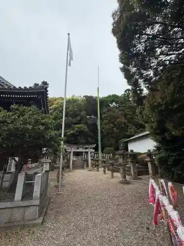 東海市熊野神社の{uncategorized: "未分類", other: "その他", undefined: "問題あり", building: "その他建物", grave: "お墓", sacred_gate: "鳥居", guardian: "狛犬", statue: "像", buddha: "仏像", history: "歴史", nature: "自然", garden: "庭園", animal: "動物", pagoda: "塔", temizu: "手水舎", mountain_gate: "山門・神門", sanctuary: "本殿・本堂", subordinate: "末社・摂社", art: "芸術", scenery: "景色", jizo: "地蔵", ema: "絵馬", goshuin: "御朱印", omikuji: "おみくじ", items: "授与品その他", amulet: "お守り", goshuincho: "御朱印帳", eats: "食事", festival: "お祭り", votive_dance: "神楽", shichigosan: "七五三参", wedding: "結婚式", experience: "体験その他", initially: "初詣", around: "周辺", anti_infection: "感染症対策"}