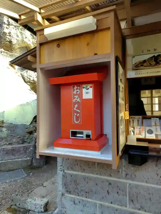 大谷寺の{uncategorized: "未分類", other: "その他", undefined: "問題あり", building: "その他建物", grave: "お墓", sacred_gate: "鳥居", guardian: "狛犬", statue: "像", buddha: "仏像", history: "歴史", nature: "自然", garden: "庭園", animal: "動物", pagoda: "塔", temizu: "手水舎", mountain_gate: "山門・神門", sanctuary: "本殿・本堂", subordinate: "末社・摂社", art: "芸術", scenery: "景色", jizo: "地蔵", ema: "絵馬", goshuin: "御朱印", omikuji: "おみくじ", items: "授与品その他", amulet: "お守り", goshuincho: "御朱印帳", eats: "食事", festival: "お祭り", votive_dance: "神楽", shichigosan: "七五三参", wedding: "結婚式", experience: "体験その他", initially: "初詣", around: "周辺", anti_infection: "感染症対策"}