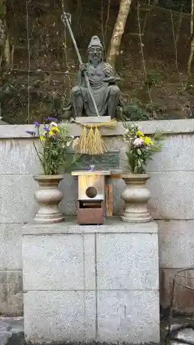 大本山七宝瀧寺の{uncategorized: "未分類", other: "その他", undefined: "問題あり", building: "その他建物", grave: "お墓", sacred_gate: "鳥居", guardian: "狛犬", statue: "像", buddha: "仏像", history: "歴史", nature: "自然", garden: "庭園", animal: "動物", pagoda: "塔", temizu: "手水舎", mountain_gate: "山門・神門", sanctuary: "本殿・本堂", subordinate: "末社・摂社", art: "芸術", scenery: "景色", jizo: "地蔵", ema: "絵馬", goshuin: "御朱印", omikuji: "おみくじ", items: "授与品その他", amulet: "お守り", goshuincho: "御朱印帳", eats: "食事", festival: "お祭り", votive_dance: "神楽", shichigosan: "七五三参", wedding: "結婚式", experience: "体験その他", initially: "初詣", around: "周辺", anti_infection: "感染症対策"}