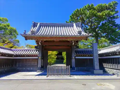 普元寺の山門