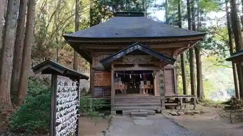 抱返神社の本殿