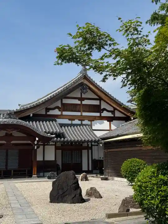 霊光院の{uncategorized: "未分類", other: "その他", undefined: "問題あり", building: "その他建物", grave: "お墓", sacred_gate: "鳥居", guardian: "狛犬", statue: "像", buddha: "仏像", history: "歴史", nature: "自然", garden: "庭園", animal: "動物", pagoda: "塔", temizu: "手水舎", mountain_gate: "山門・神門", sanctuary: "本殿・本堂", subordinate: "末社・摂社", art: "芸術", scenery: "景色", jizo: "地蔵", ema: "絵馬", goshuin: "御朱印", omikuji: "おみくじ", items: "授与品その他", amulet: "お守り", goshuincho: "御朱印帳", eats: "食事", festival: "お祭り", votive_dance: "神楽", shichigosan: "七五三参", wedding: "結婚式", experience: "体験その他", initially: "初詣", around: "周辺", anti_infection: "感染症対策"}
