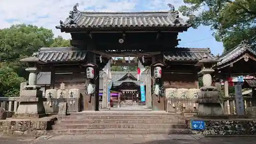 冠纓神社の山門