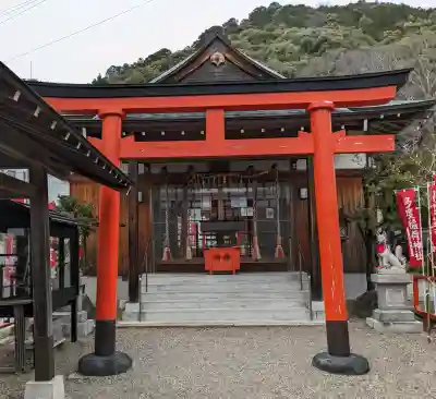 多度稲荷神社の{uncategorized: "未分類", other: "その他", undefined: "問題あり", building: "その他建物", grave: "お墓", sacred_gate: "鳥居", guardian: "狛犬", statue: "像", buddha: "仏像", history: "歴史", nature: "自然", garden: "庭園", animal: "動物", pagoda: "塔", temizu: "手水舎", mountain_gate: "山門・神門", sanctuary: "本殿・本堂", subordinate: "末社・摂社", art: "芸術", scenery: "景色", jizo: "地蔵", ema: "絵馬", goshuin: "御朱印", omikuji: "おみくじ", items: "授与品その他", amulet: "お守り", goshuincho: "御朱印帳", eats: "食事", festival: "お祭り", votive_dance: "神楽", shichigosan: "七五三参", wedding: "結婚式", experience: "体験その他", initially: "初詣", around: "周辺", anti_infection: "感染症対策"}