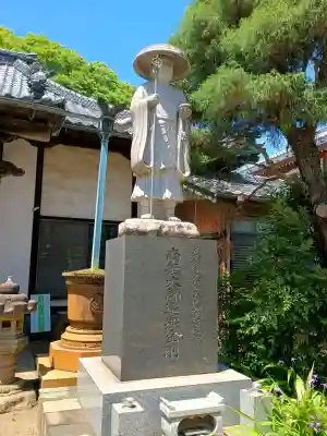 大興寺の{uncategorized: "未分類", other: "その他", undefined: "問題あり", building: "その他建物", grave: "お墓", sacred_gate: "鳥居", guardian: "狛犬", statue: "像", buddha: "仏像", history: "歴史", nature: "自然", garden: "庭園", animal: "動物", pagoda: "塔", temizu: "手水舎", mountain_gate: "山門・神門", sanctuary: "本殿・本堂", subordinate: "末社・摂社", art: "芸術", scenery: "景色", jizo: "地蔵", ema: "絵馬", goshuin: "御朱印", omikuji: "おみくじ", items: "授与品その他", amulet: "お守り", goshuincho: "御朱印帳", eats: "食事", festival: "お祭り", votive_dance: "神楽", shichigosan: "七五三参", wedding: "結婚式", experience: "体験その他", initially: "初詣", around: "周辺", anti_infection: "感染症対策"}
