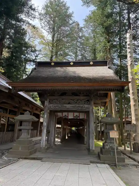 諏訪大社の{uncategorized: "未分類", other: "その他", undefined: "問題あり", building: "その他建物", grave: "お墓", sacred_gate: "鳥居", guardian: "狛犬", statue: "像", buddha: "仏像", history: "歴史", nature: "自然", garden: "庭園", animal: "動物", pagoda: "塔", temizu: "手水舎", mountain_gate: "山門・神門", sanctuary: "本殿・本堂", subordinate: "末社・摂社", art: "芸術", scenery: "景色", jizo: "地蔵", ema: "絵馬", goshuin: "御朱印", omikuji: "おみくじ", items: "授与品その他", amulet: "お守り", goshuincho: "御朱印帳", eats: "食事", festival: "お祭り", votive_dance: "神楽", shichigosan: "七五三参", wedding: "結婚式", experience: "体験その他", initially: "初詣", around: "周辺", anti_infection: "感染症対策"}
