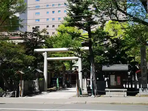 三吉神社の鳥居