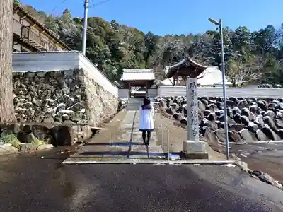 竜現寺（龍現寺）の山門・神門