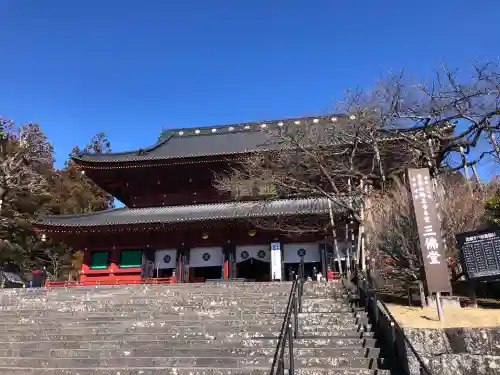 日光山輪王寺三仏堂の{uncategorized: "未分類", other: "その他", undefined: "問題あり", building: "その他建物", grave: "お墓", sacred_gate: "鳥居", guardian: "狛犬", statue: "像", buddha: "仏像", history: "歴史", nature: "自然", garden: "庭園", animal: "動物", pagoda: "塔", temizu: "手水舎", mountain_gate: "山門・神門", sanctuary: "本殿・本堂", subordinate: "末社・摂社", art: "芸術", scenery: "景色", jizo: "地蔵", ema: "絵馬", goshuin: "御朱印", omikuji: "おみくじ", items: "授与品その他", amulet: "お守り", goshuincho: "御朱印帳", eats: "食事", festival: "お祭り", votive_dance: "神楽", shichigosan: "七五三参", wedding: "結婚式", experience: "体験その他", initially: "初詣", around: "周辺", anti_infection: "感染症対策"}