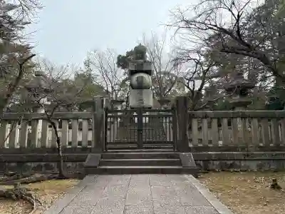 豊国廟(豊国神社飛地境内)の{uncategorized: "未分類", other: "その他", undefined: "問題あり", building: "その他建物", grave: "お墓", sacred_gate: "鳥居", guardian: "狛犬", statue: "像", buddha: "仏像", history: "歴史", nature: "自然", garden: "庭園", animal: "動物", pagoda: "塔", temizu: "手水舎", mountain_gate: "山門・神門", sanctuary: "本殿・本堂", subordinate: "末社・摂社", art: "芸術", scenery: "景色", jizo: "地蔵", ema: "絵馬", goshuin: "御朱印", omikuji: "おみくじ", items: "授与品その他", amulet: "お守り", goshuincho: "御朱印帳", eats: "食事", festival: "お祭り", votive_dance: "神楽", shichigosan: "七五三参", wedding: "結婚式", experience: "体験その他", initially: "初詣", around: "周辺", anti_infection: "感染症対策"}