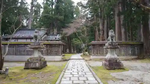 雄山神社中宮祈願殿の狛犬