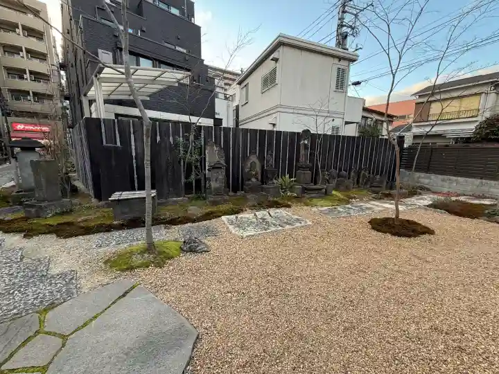 遍照寺の{uncategorized: "未分類", other: "その他", undefined: "問題あり", building: "その他建物", grave: "お墓", sacred_gate: "鳥居", guardian: "狛犬", statue: "像", buddha: "仏像", history: "歴史", nature: "自然", garden: "庭園", animal: "動物", pagoda: "塔", temizu: "手水舎", mountain_gate: "山門・神門", sanctuary: "本殿・本堂", subordinate: "末社・摂社", art: "芸術", scenery: "景色", jizo: "地蔵", ema: "絵馬", goshuin: "御朱印", omikuji: "おみくじ", items: "授与品その他", amulet: "お守り", goshuincho: "御朱印帳", eats: "食事", festival: "お祭り", votive_dance: "神楽", shichigosan: "七五三参", wedding: "結婚式", experience: "体験その他", initially: "初詣", around: "周辺", anti_infection: "感染症対策"}