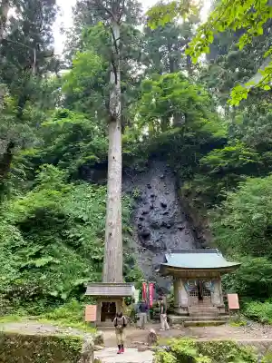 出羽神社(出羽三山神社)~三神合祭殿~の{uncategorized: "未分類", other: "その他", undefined: "問題あり", building: "その他建物", grave: "お墓", sacred_gate: "鳥居", guardian: "狛犬", statue: "像", buddha: "仏像", history: "歴史", nature: "自然", garden: "庭園", animal: "動物", pagoda: "塔", temizu: "手水舎", mountain_gate: "山門・神門", sanctuary: "本殿・本堂", subordinate: "末社・摂社", art: "芸術", scenery: "景色", jizo: "地蔵", ema: "絵馬", goshuin: "御朱印", omikuji: "おみくじ", items: "授与品その他", amulet: "お守り", goshuincho: "御朱印帳", eats: "食事", festival: "お祭り", votive_dance: "神楽", shichigosan: "七五三参", wedding: "結婚式", experience: "体験その他", initially: "初詣", around: "周辺", anti_infection: "感染症対策"}