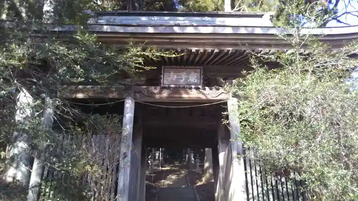 宇迦神社の山門・神門