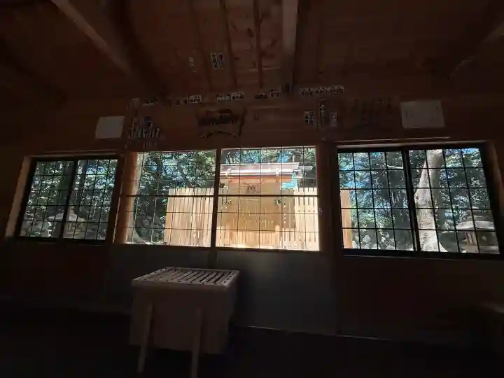 伊射波神社の{uncategorized: "未分類", other: "その他", undefined: "問題あり", building: "その他建物", grave: "お墓", sacred_gate: "鳥居", guardian: "狛犬", statue: "像", buddha: "仏像", history: "歴史", nature: "自然", garden: "庭園", animal: "動物", pagoda: "塔", temizu: "手水舎", mountain_gate: "山門・神門", sanctuary: "本殿・本堂", subordinate: "末社・摂社", art: "芸術", scenery: "景色", jizo: "地蔵", ema: "絵馬", goshuin: "御朱印", omikuji: "おみくじ", items: "授与品その他", amulet: "お守り", goshuincho: "御朱印帳", eats: "食事", festival: "お祭り", votive_dance: "神楽", shichigosan: "七五三参", wedding: "結婚式", experience: "体験その他", initially: "初詣", around: "周辺", anti_infection: "感染症対策"}