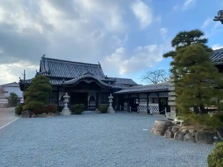 花岳寺の{uncategorized: "未分類", other: "その他", undefined: "問題あり", building: "その他建物", grave: "お墓", sacred_gate: "鳥居", guardian: "狛犬", statue: "像", buddha: "仏像", history: "歴史", nature: "自然", garden: "庭園", animal: "動物", pagoda: "塔", temizu: "手水舎", mountain_gate: "山門・神門", sanctuary: "本殿・本堂", subordinate: "末社・摂社", art: "芸術", scenery: "景色", jizo: "地蔵", ema: "絵馬", goshuin: "御朱印", omikuji: "おみくじ", items: "授与品その他", amulet: "お守り", goshuincho: "御朱印帳", eats: "食事", festival: "お祭り", votive_dance: "神楽", shichigosan: "七五三参", wedding: "結婚式", experience: "体験その他", initially: "初詣", around: "周辺", anti_infection: "感染症対策"}