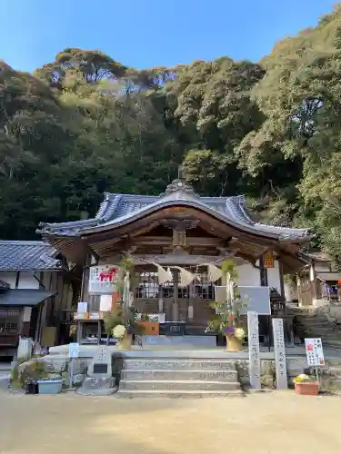 石上布都魂神社の{uncategorized: "未分類", other: "その他", undefined: "問題あり", building: "その他建物", grave: "お墓", sacred_gate: "鳥居", guardian: "狛犬", statue: "像", buddha: "仏像", history: "歴史", nature: "自然", garden: "庭園", animal: "動物", pagoda: "塔", temizu: "手水舎", mountain_gate: "山門・神門", sanctuary: "本殿・本堂", subordinate: "末社・摂社", art: "芸術", scenery: "景色", jizo: "地蔵", ema: "絵馬", goshuin: "御朱印", omikuji: "おみくじ", items: "授与品その他", amulet: "お守り", goshuincho: "御朱印帳", eats: "食事", festival: "お祭り", votive_dance: "神楽", shichigosan: "七五三参", wedding: "結婚式", experience: "体験その他", initially: "初詣", around: "周辺", anti_infection: "感染症対策"}