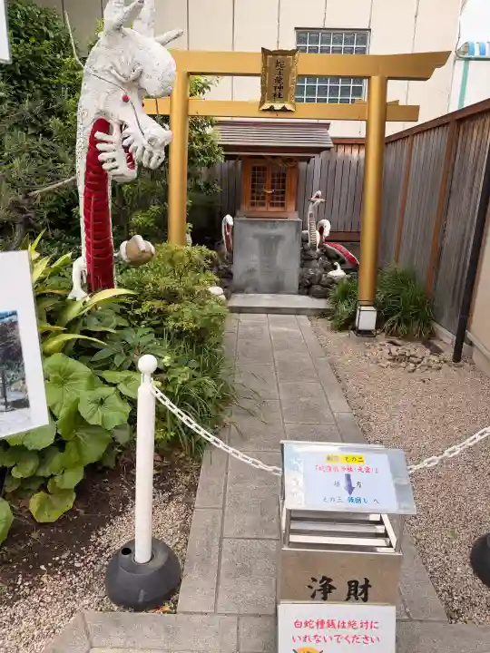 蛇窪神社の{uncategorized: "未分類", other: "その他", undefined: "問題あり", building: "その他建物", grave: "お墓", sacred_gate: "鳥居", guardian: "狛犬", statue: "像", buddha: "仏像", history: "歴史", nature: "自然", garden: "庭園", animal: "動物", pagoda: "塔", temizu: "手水舎", mountain_gate: "山門・神門", sanctuary: "本殿・本堂", subordinate: "末社・摂社", art: "芸術", scenery: "景色", jizo: "地蔵", ema: "絵馬", goshuin: "御朱印", omikuji: "おみくじ", items: "授与品その他", amulet: "お守り", goshuincho: "御朱印帳", eats: "食事", festival: "お祭り", votive_dance: "神楽", shichigosan: "七五三参", wedding: "結婚式", experience: "体験その他", initially: "初詣", around: "周辺", anti_infection: "感染症対策"}