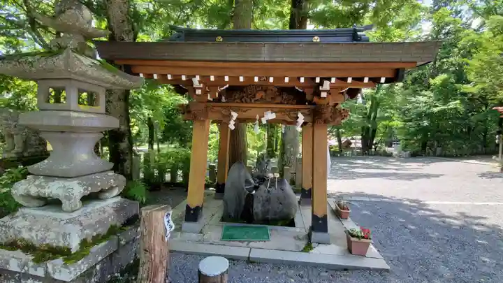 山中諏訪神社の手水舎