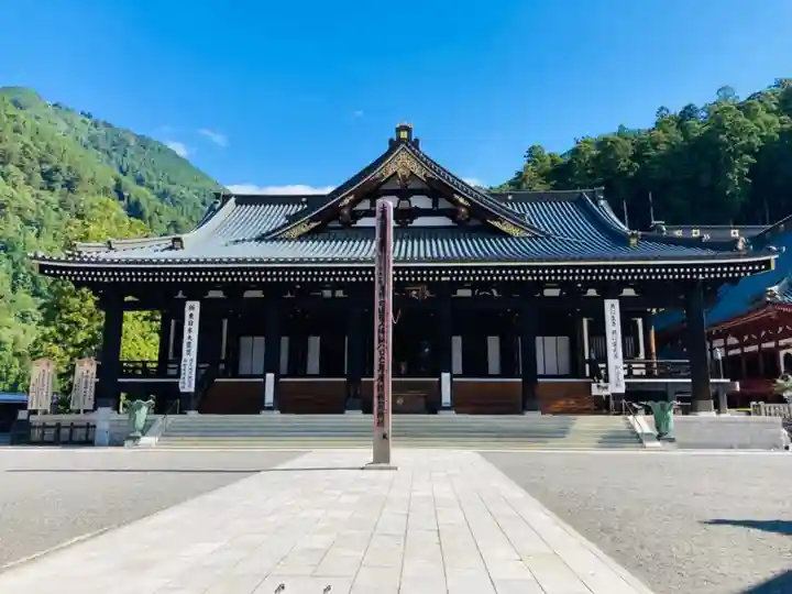 久遠寺の本殿・本堂
