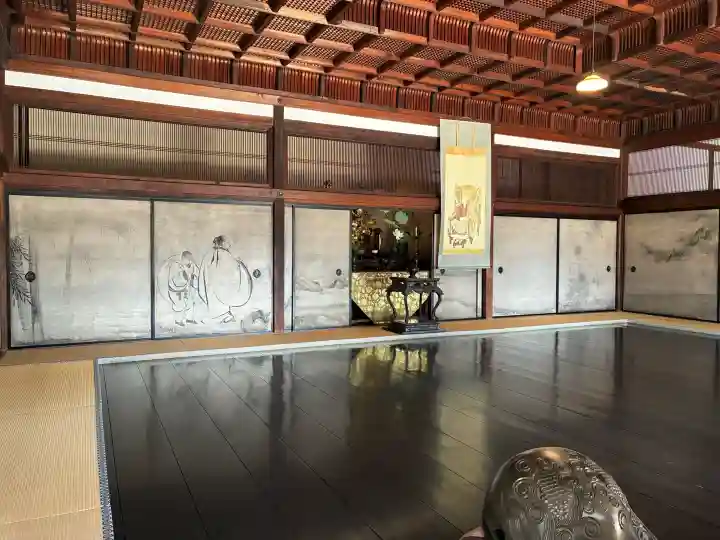 建仁寺(建仁禅寺)の{uncategorized: "未分類", other: "その他", undefined: "問題あり", building: "その他建物", grave: "お墓", sacred_gate: "鳥居", guardian: "狛犬", statue: "像", buddha: "仏像", history: "歴史", nature: "自然", garden: "庭園", animal: "動物", pagoda: "塔", temizu: "手水舎", mountain_gate: "山門・神門", sanctuary: "本殿・本堂", subordinate: "末社・摂社", art: "芸術", scenery: "景色", jizo: "地蔵", ema: "絵馬", goshuin: "御朱印", omikuji: "おみくじ", items: "授与品その他", amulet: "お守り", goshuincho: "御朱印帳", eats: "食事", festival: "お祭り", votive_dance: "神楽", shichigosan: "七五三参", wedding: "結婚式", experience: "体験その他", initially: "初詣", around: "周辺", anti_infection: "感染症対策"}