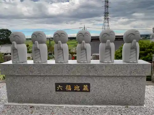 埼玉厄除け開運大師・龍泉寺（切り絵御朱印発祥の寺）の地蔵